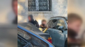 Act de vandalism în capitală: Doi copii au fost surprinși cum strică geamul unui automobil - VIDEO