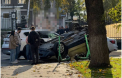Mașină răsturnată pe o stradă din capitală: Ambulanța și pompierii se află la locul accidentului - FOTO