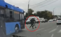 Aproape de tragedie: Doi pietoni care se deplasau regulamentar, la un pas să fie loviți de șoferul „grăbit” a unui autobuz, în capitală - VIDEO