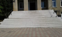 Trotuare deteriorate, scări abrupte, șine metalice în loc de rampe de acces sau uși prea înguste - sunt doar cateva obstacole care îngreunează accesul persoanelor cu dizabilități la secțiile de votare - VIDEO
