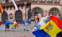 „Trenulețul” a răsunat în fața unei secții de votare din Frankfurt. Moldovenii aflați acolo au dansat, după ce au votat - VIDEO
