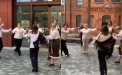 Au încins o horă după ce au votat. Mai mulți moldoveni stabiliți în Irlanda au cântat și au dansat în fața unei secții de votare - VIDEO  VIDEO