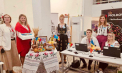 Haine și prosoape tradiționale, colaci, fructe și un tort cu drapelul Republicii Moldova. O secție de votare din Atena - transformată în Casa Mare - FOTO