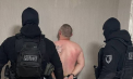Un complice a celor cinci persoane care au încercat să incendieze ușa CEC-ului și mai multe mașini de poliție - reținut. Poliția a descins cu percheziții la domiciliul său - VIDEO