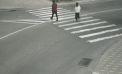 O tânără - lovită de un automobil chiar în timp ce traversa strada pe trecerea de pietoni. Momentul impactului - surprins de o cameră de supraveghere - VIDEO 
