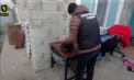 Cinci bărbați din Drochia - suspectați de cultivarea, consumul și comercializarea drogurilor, precum și de deținerea ilegală de arme și muniții. Ce au găsit polițiștii în urma perchezițiilor - VIDEO
