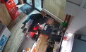 „S-a făcut” cu 42 de mii de lei, dar s-ar putea alege cu închisoare de până la patru ani. Un tânăr din capitală - reținut pentru furt. Momentul surprins de camerele de supraveghere - VIDEO
