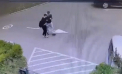 Furt într-un parc din capitală: Doi adolescenți - reținuți, după ce au smuls din mână telefonul și portmoneul unei femei - VIDEO