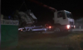 Un accident mai puțin obișnuit s-a produs noaptea trecută la Căușeni. Un șofer a ajuns cu mașină în curtea unei gospodării și a rămas practic cu vehiculul atârnat de poartă - VIDEO