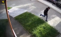 Un bărbat din Criuleni a zmuls lanțul de aur de la gâtul unei femei, în plină stradă. Momentul - surprins de camerele de supraveghere - VIDEO