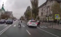 Tragedie evitată la limită: Patru persoane, la un pas de a fi lovite de o mașină pe trecerea de pietoni. Momentul - surprins de camera de bord - VIDEO