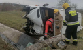 Şofer de microbuz, la un pas de tragedie pe un drum din Florești: A pierdut controlul volanului şi s-a răsturnat în șanț - FOTO