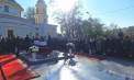 Lacrimi, flori şi lumânări: Sute de oameni au venit să-şi ia rămas bun de la Andreea Cuciuc. Piese interpretate de tânără răsună pe fundal - FOTO/ VIDEO