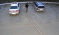 Un bărbat - reținut, după ce a furat bunuri din mai multe automobile: Momentul a fost surprins de camerele de supraveghere. Cât ar putea sta la închisoare individul - VIDEO
