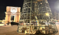 Pregătirile pentru sărbătorile de iarnă sunt în toi: În centrul capitalei a început montarea bradului - FOTO/VIDEO