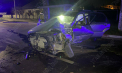 Două persoane au fost transportate la spital, după ce șoferul a pierdut controlul volanului și s-a lovit violent de un stâlp, la Dubăsari - FOTO