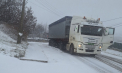 Circa 20 de camioane staționează în raionul Edineț din cauza drumurilor înzăpezite. Unul a rămas blocat într-o pantă. Angajații IGSU au intervenit - FOTO