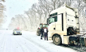 Ninge în raioanele din nordul țării: Mai multe camioane staționează pe carosabil din cauza ghețușului format  - VIDEO
