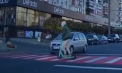 Un șofer nu i-a cedat trecerea, iar altul l-a lovit cu mașina pe trecerea de pietoni. Momentul - surprins de camera de bord - VIDEO