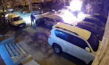 A dat foc unei mașini parcate în curtea unui bloc din capitală, după care a plecat. Un bărbat, căutat de polițiști. Momentul, surprins de o cameră de supraveghere - FOTO/VIDEO 