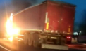 Un camion a fost cuprins de flăcări pe o stradă Hîncești. Imagini surprinse de un șofer din trafic - VIDEO