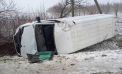 S-a născut în cămașă. Un șofer a rămas nevătămat, după ce s-a răsturnat cu microbuzul pe marginea drumului, la Soroca. Imagini surprinse de la locul accidentului - FOTO