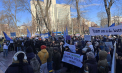 „Vrem salarii decente.” Cu pancarte în mâini, zeci de profesori din țară au ieșit la protest în fața Parlamentului. Ce le-a promis președintele Legislativului - VIDEO
