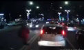 Imagini cu puternic impact emoțional. Un bărbat a fost lovit violent de o mașină în timp ce traversa strada neregulamentar. Momentul - surprins de o cameră de bord - VIDEO
