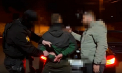 Un bărbat - reținut pentru 72 de ore, după ce a fost prins în timp ce plasa în ascunzișuri substanțe narcotice. Câți ani ar putea sta la închisoare - VIDEO