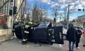 Accident la o intersecție din Chișinău. O tânără a ajuns la spital, după ce mașina în care se afla s-a lovit cu un alt automobil. Ce spune poliția - FOTO/VIDEO