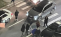 O femeie - transportată la spital, după ce a fost lovită de un automobil pe o trecerea de pietoni din capitală. Ce spune poliția