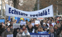 „Statul trebuie să motiveze tinerii să rămână”. Profesorii au protestat la Parlament pentru salarii mai mari, în ciuda majorării de până la 15% aprobate de legislativ - VIDEO