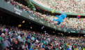 Fanii clubului Real Betis au respectat una dintre cele mai frumoase tradiții în ajun de Crăciun. Suporterii au aruncat cu jucării pe teren înaintea ultimului meci al anului, pentru a nu lăsa copiii nevoiași fără cadouri de sărbători - VIDEO