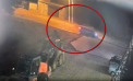 Ar fi furat peste 200 de litri de benzină din rezervorul unui camion: Doi bărbați, cercetați penal după ce ar fi sustras carbutanți în valoare de 7000 de lei - VIDEO