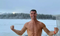 Cristiano Ronaldo, în Laponia ca să îl întâlnească pe Moş Crăciun. Starul portughez a intrat dezbrăcat în apă, afară, pe temperaturi negative - VIDEO