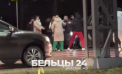 Bătaie pe o trecere de pietoni din Bălți: Doi tineri, filmați în timp ce s-au luat la pumni în plin trafic. Imagini surprinse de un martor - VIDEO