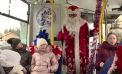 Surpriză în troleibuzul turistic din capitală: Moș Crăciun a venit cu daruri pentru cei mici - VIDEO