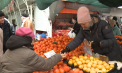 Mai este o zi până la Revelion, iar pregătirile sunt pe ultima sută de metri. Cu lista făcută de acasă, oamenii au mers să-și facă plinul pentru masa de sărbătoare - VIDEO