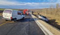 Un șofer a ajuns la spital, după ce a ieșit pe contrasens și s-a lovit frontal cu o altă mașină. Poliția: „Bărbatul a suferit o criză hipoglicemică” - FOTO