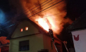 A vrut să stingă flăcările, dar s-a ales cu arsuri grave: Casa unui bărbat din raionul Călărași a luat foc