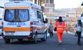 Caz revoltător. A chemat ambulanţa pentru iubita sa care ar fi căzut jos și s-a lovit la cap, dar femeia a luat la bătaie asistenții medicali