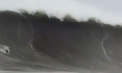 Un american a bătut recordul celui mai mare val îmblânzit vreodată pe placa de surf. Înălțimea acestuia este echivalentă cu cea a unui bloc cu zece etaje - VIDEO