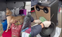 Droguri în valoare de 4 milioane de lei - găsite într-o boxă portabilă: Doi tineri cu roluri curier și depozitar au fost reținuți. Imagini din timpul perchezițiilor- VIDEO