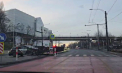 Ghinion pentru un șofer de taxi din capitală: A rămas cu mașina distrusă, după ce a ajuns cu ea într-un parapet pietonal - VIDEO