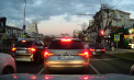 Se deplasa pe banda destinată transportului public și a trecut la culoarea roșie a semaforului. Momentul în care un șofer încalcă mai multe reguli de circulație - surprins de camera de bord dintr-o mașină - VIDEO