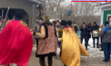 Costumați colorat, acompaniați de instrumente muzicale și bine dispuși oamenii au mers în Ajun de Anul Nou pe stil vechi, când este sărbătorit și Sfântul Vasile, cu capra și Malanca - VIDEO