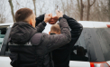 Trei moldoveni - încătușați și reținuți pentru 72 de ore pentru că transportau ilegal cetățeni din Ucraina spre Uniunea Europeană. Ce sume de bani primeau - VIDEO