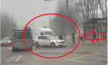 Ghinion pentru doi șoferi din capitală: Au rămas cu mașinile avariate, după ce s-au lovit violent. Imagini de la locul impactului - VIDEO