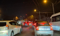 O persoană - transportată la spital, după ce a fost lovită de o mașină în timp ce trecea strada neregulamentar în capitală