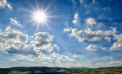 Norii se adună, dar ploile rămân departe. Cum va fi vremea astăzi, dar și în următoarele zile. Prognoza meteo